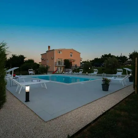 Luxury Maria With Large Pool Вилла