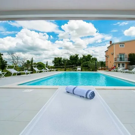 Vila Luxury Maria With Large Pool Policnik