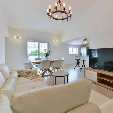 Luxury Maria With Large Pool *