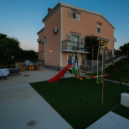 Luxury Maria With Large Pool
