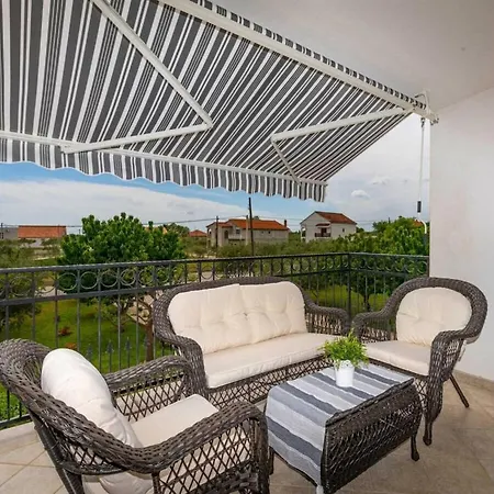 Luxury Maria With Large Pool