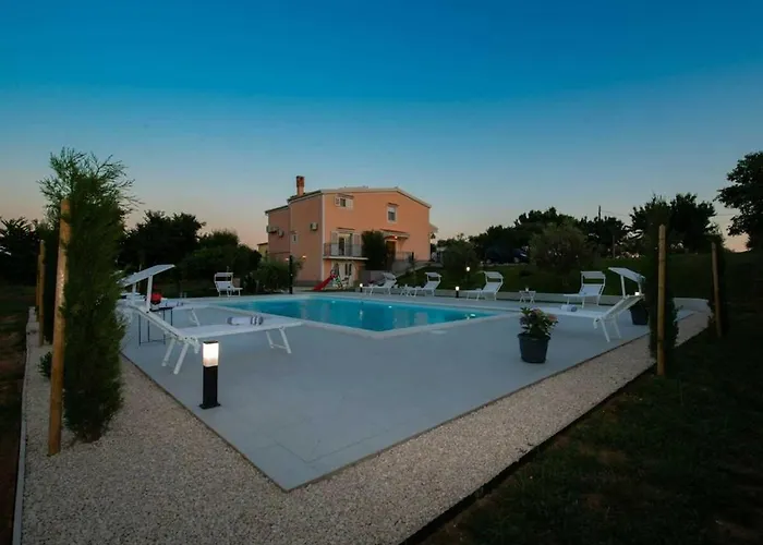 Luxury Maria With Large Pool וילה