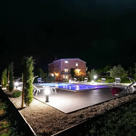 Luxury Maria With Large Pool Policnik