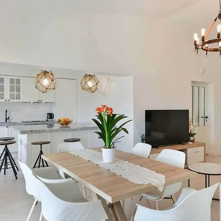 Luxury Maria With Large Pool Villa