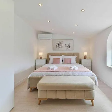 Luxury Maria With Large Pool Policnik