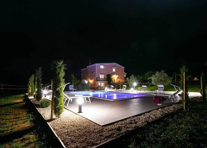 Luxury Maria With Large Pool Policnik