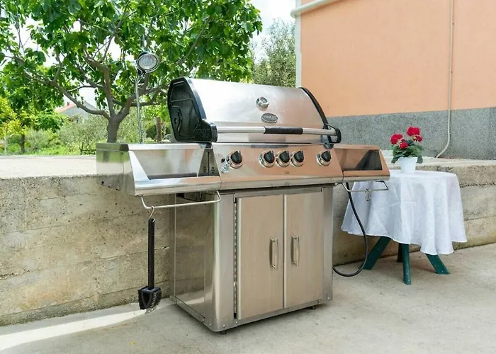 Вилла Luxury Maria With Large Pool Policnik