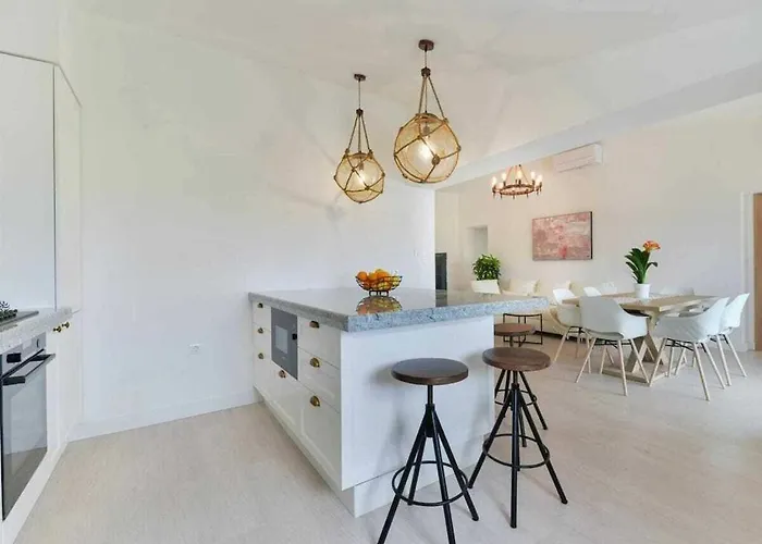 Vila Luxury Maria With Large Pool Policnik