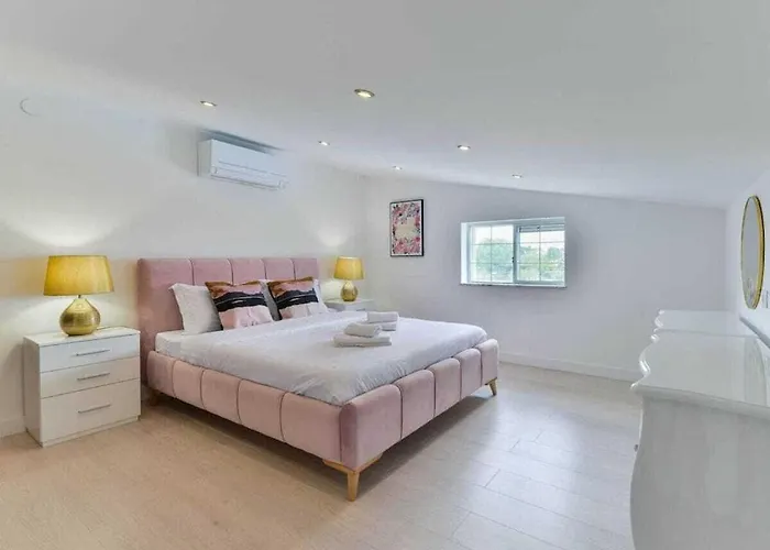 Luxury Maria With Large Pool