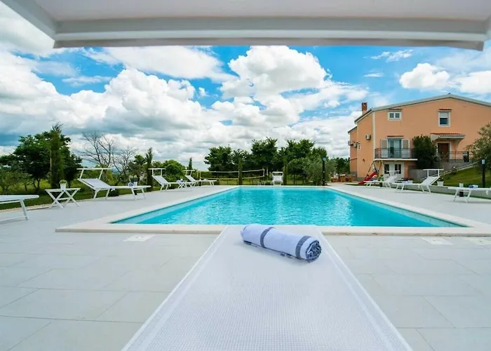 Вилла Luxury Maria With Large Pool Policnik