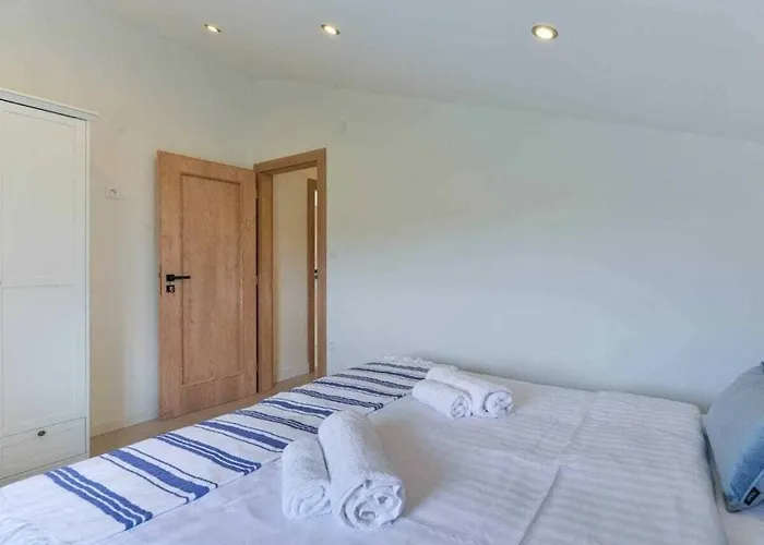 Luxury Maria With Large Pool *