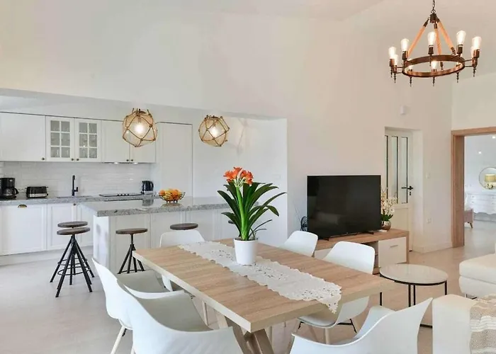 Luxury Maria With Large Pool Vila