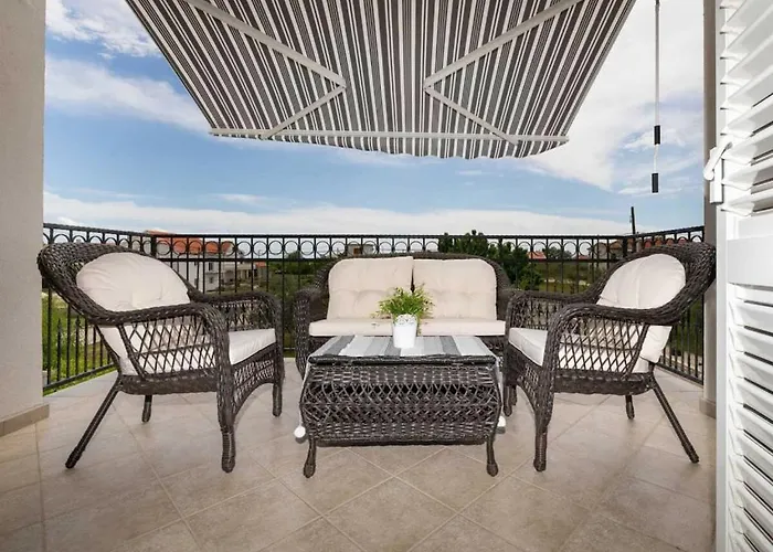 Vila Luxury Maria With Large Pool Policnik