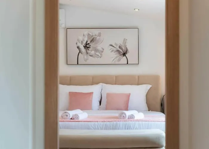 Luxury Maria With Large Pool Vila