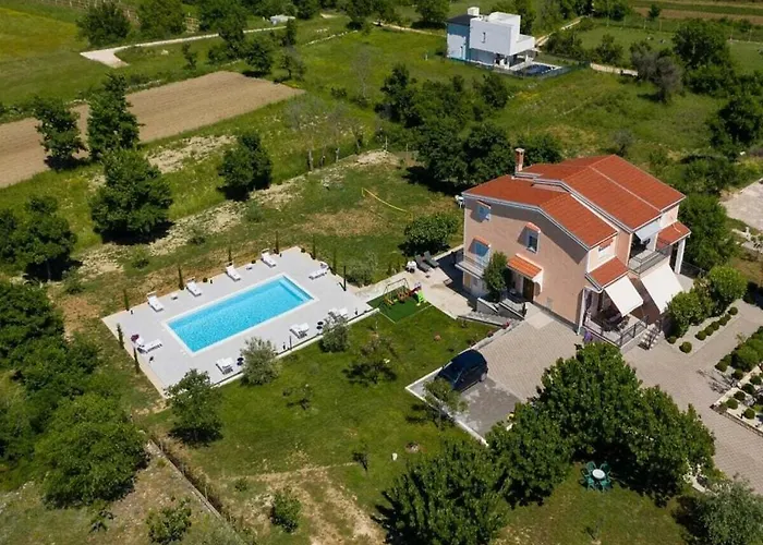 Luxury Maria With Large Pool Vila