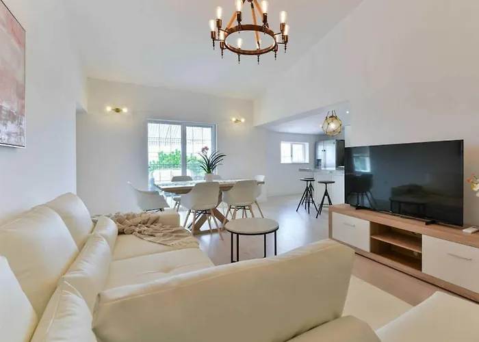 Luxury Maria With Large Pool *