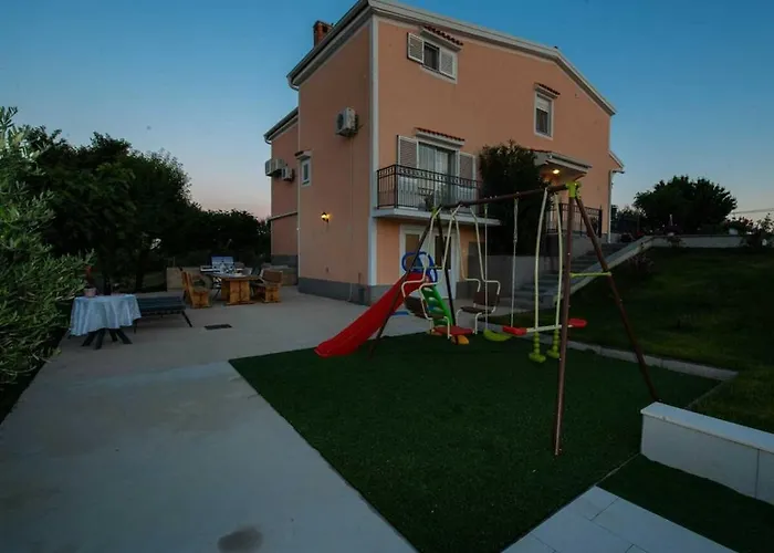 Luxury Maria With Large Pool