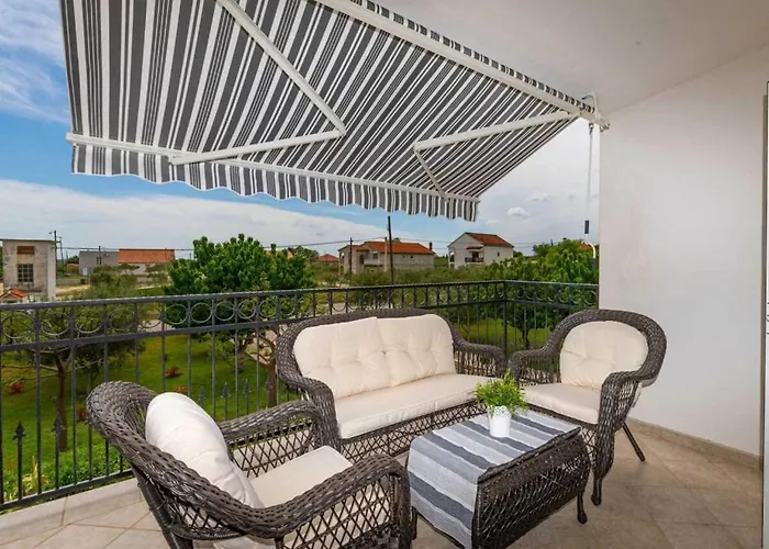 Luxury Maria With Large Pool