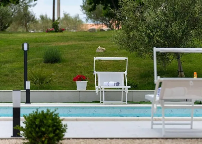 Вилла Luxury Maria With Large Pool Policnik